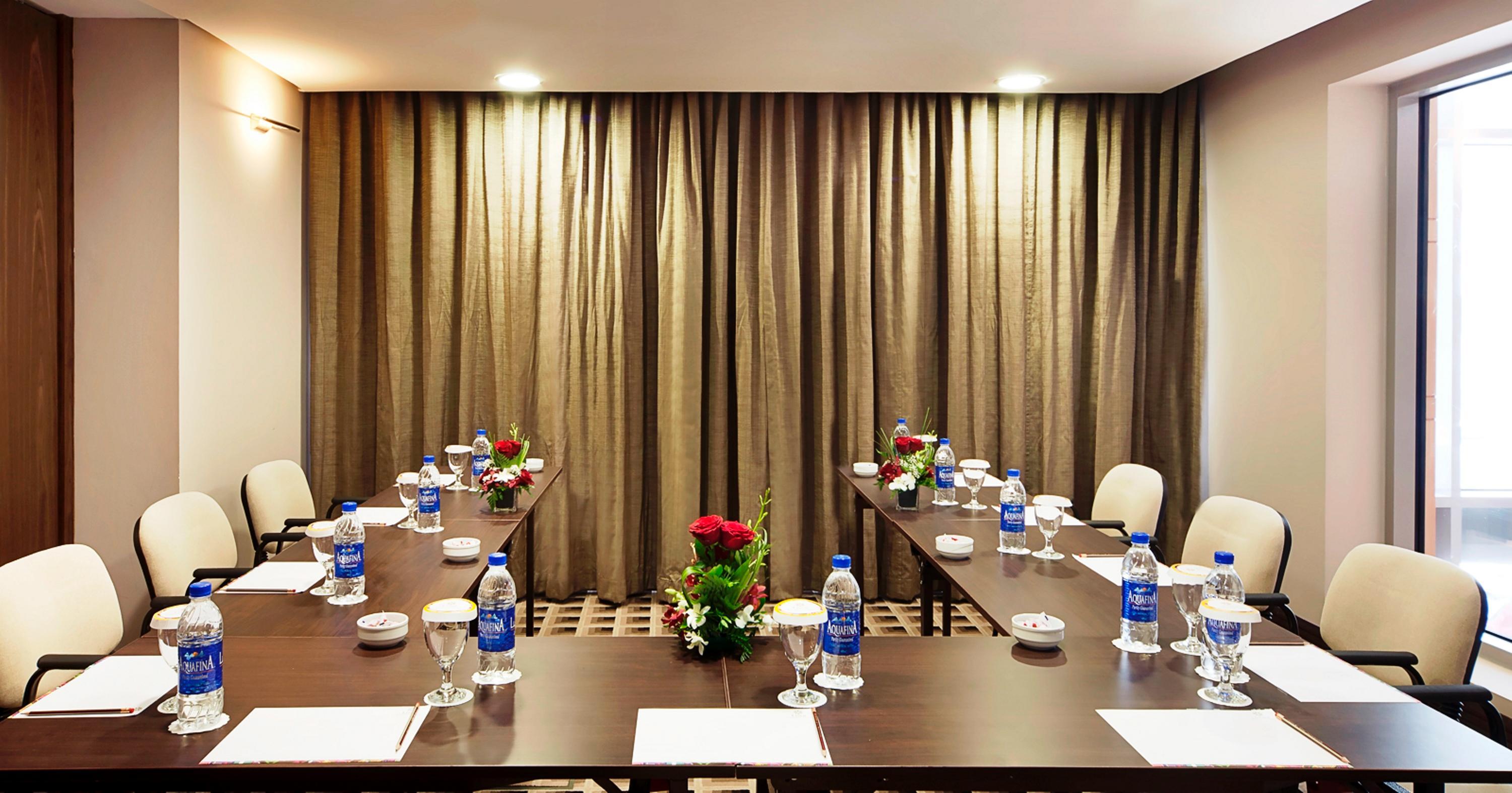 Oaks Liwa Executive Suites Абу Даби Екстериор снимка