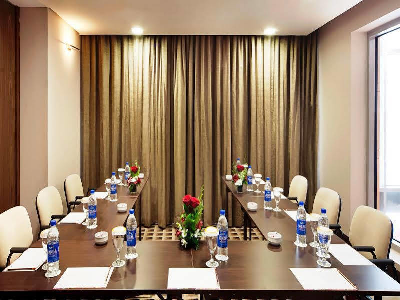 Oaks Liwa Executive Suites Абу Даби Екстериор снимка